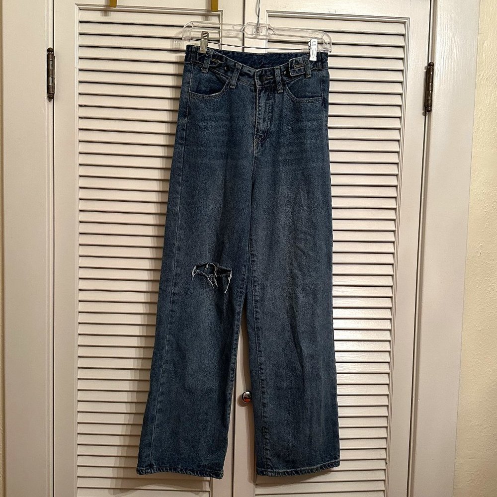 HIGH WAISTED, WIDE LEG JEANS. SLIGHTLY DISTRESSED. SIZE 26.